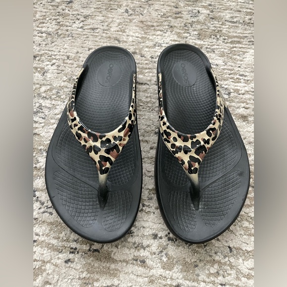 Oofos Oolala Leopard Print Sandals Size 9 Recovery Sandals Limited Edition - Picture 2 of 7
